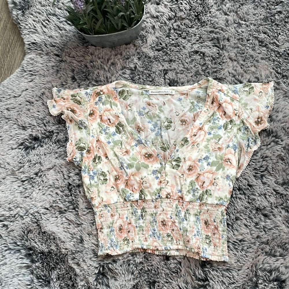Abercrombie and Fitch flutter sleeve crop top size small floral print v neck